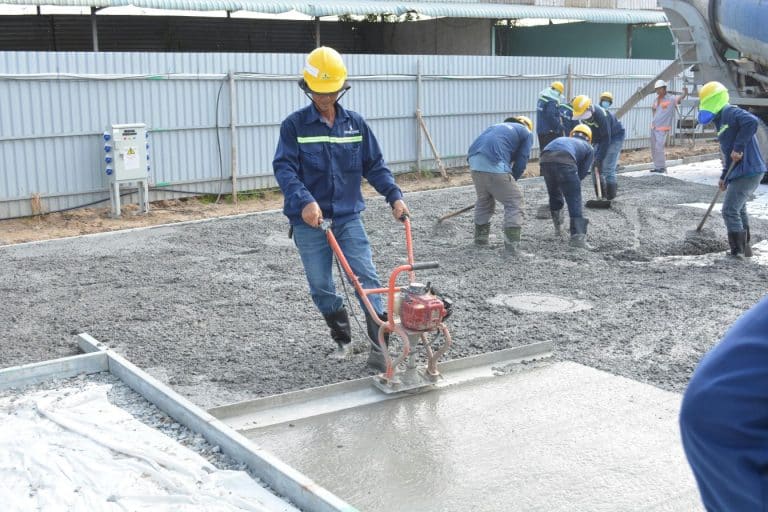 gaines dans la dalle beton bien les positionner sous le tableau electrique 1